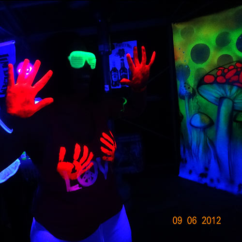uv-glow-face-paint-at-fluro-paint-party-350.jpg